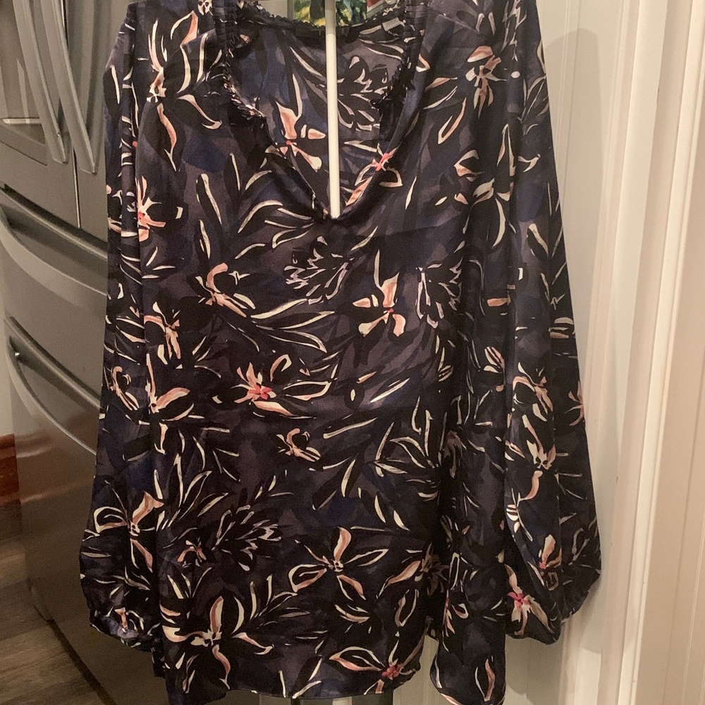 Tahari Floral blouse. Worn once. Excellent condition‎